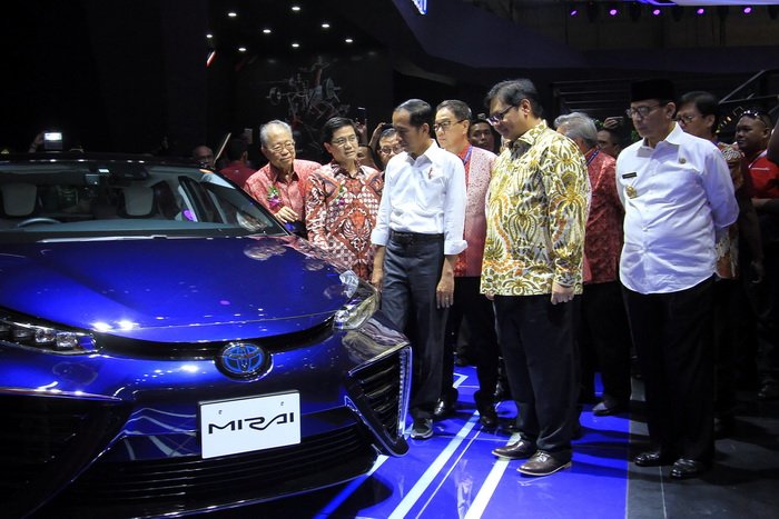 Presiden RI Joko Widodo melongok booth Toyota di GIIAS 2018 dan melihat Toyota Mirai. Kehadiran Mirai FCEV di GIIAS 2018 merupakan wujud keseriusan Toyota mendukung kebijakan elektrifikasi industri otomotif nasional yang tengah dicanangkan pemerintah Indonesia. Ist