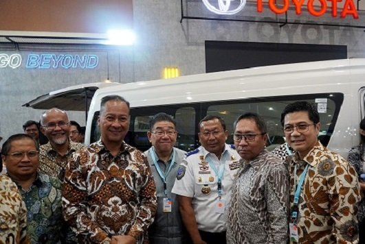 Menteri Perindustrian Agus Gumiwang Kartasasmita (ketiga kiri) bersama jajarannya dan manajemen Toyota Indonesia.  Ist